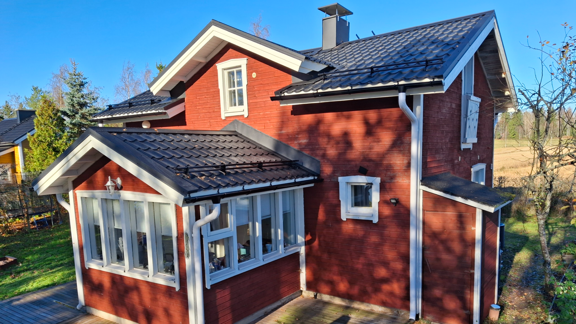 Monimuotoinen mökin peltikattoremontti