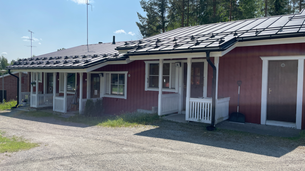 Suoraprofiilinen Harmonia 28S peltikate soveltuu erityisen hyvin monimuotoisille katoille.